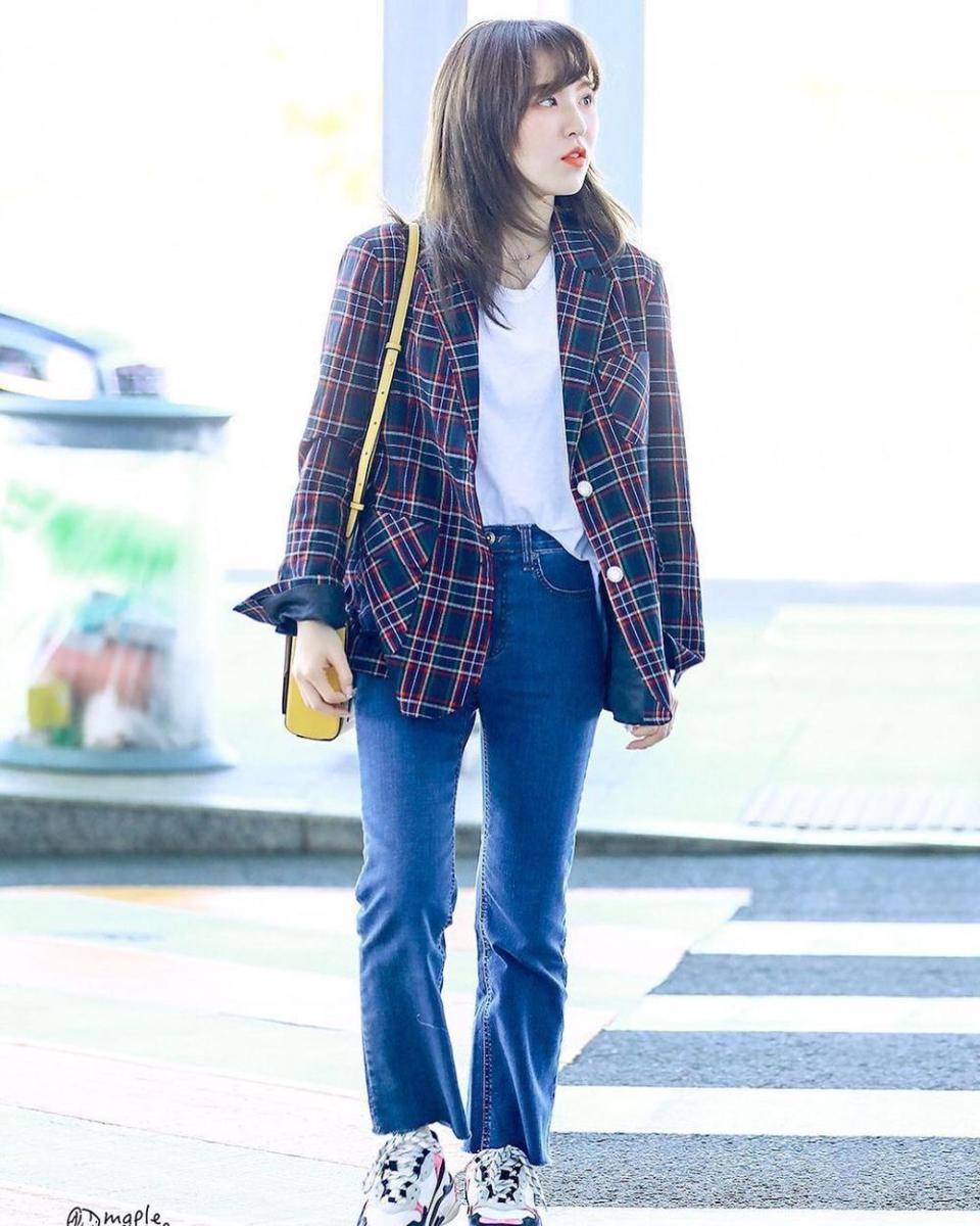 Bawahan celana jeans ala Wendy Red Velvet (instagram.com/redvelvetstyless)