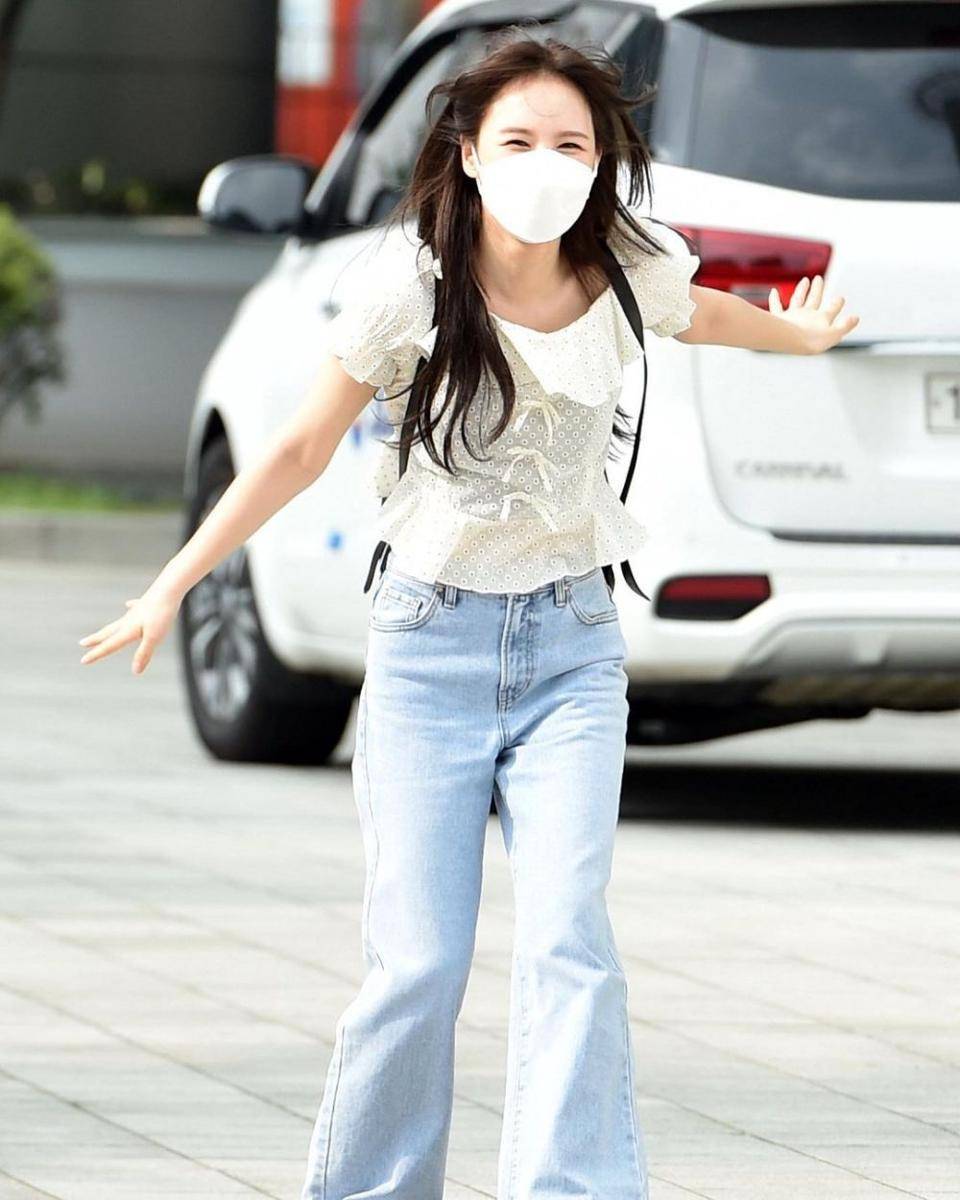 Bawahan celana jeans ala Wendy Red Velvet (instagram.com/redvelvetstyless)