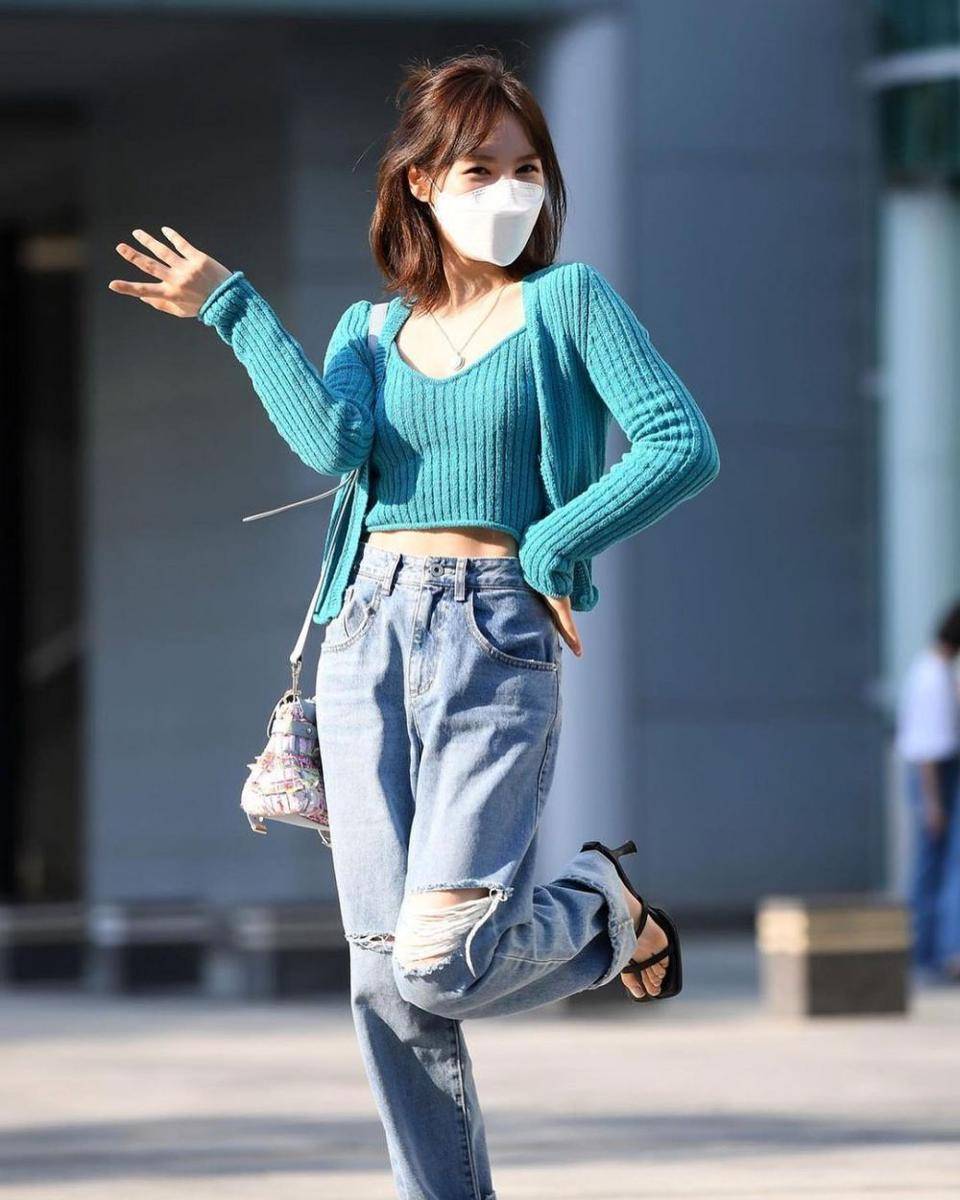 Bawahan celana jeans ala Wendy Red Velvet (instagram.com/redvelvetstyless)