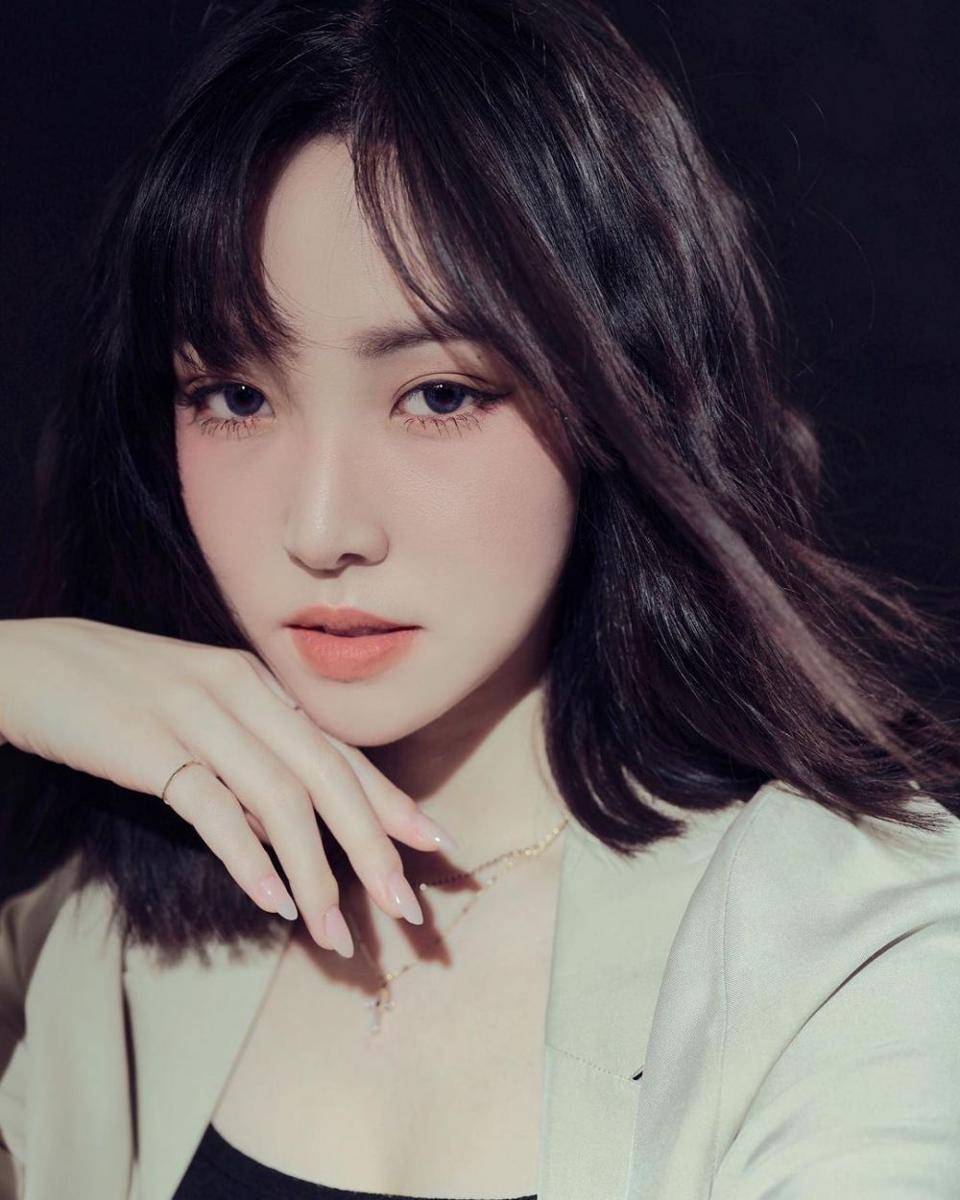 Yuju eks GFRIEND (instagram.com/yuuzth)