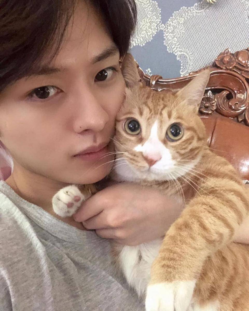 Lee Know Stray Kids dan hewan peliharaan (instagram.com/realstraykids)
