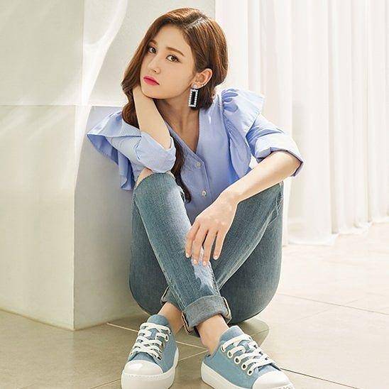 Celana jeans ala Jeon Somi (instagram.com/somi_lover)