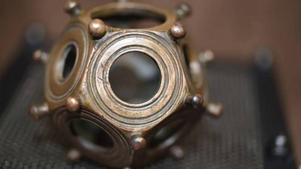 Dodecahedron Romawi ditemukan di London Timur (mentalfloss.com)