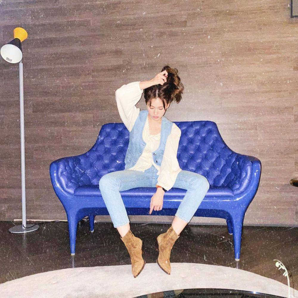 Celana jeans ala Jeon Somi (instagram.com/somsomi0309)