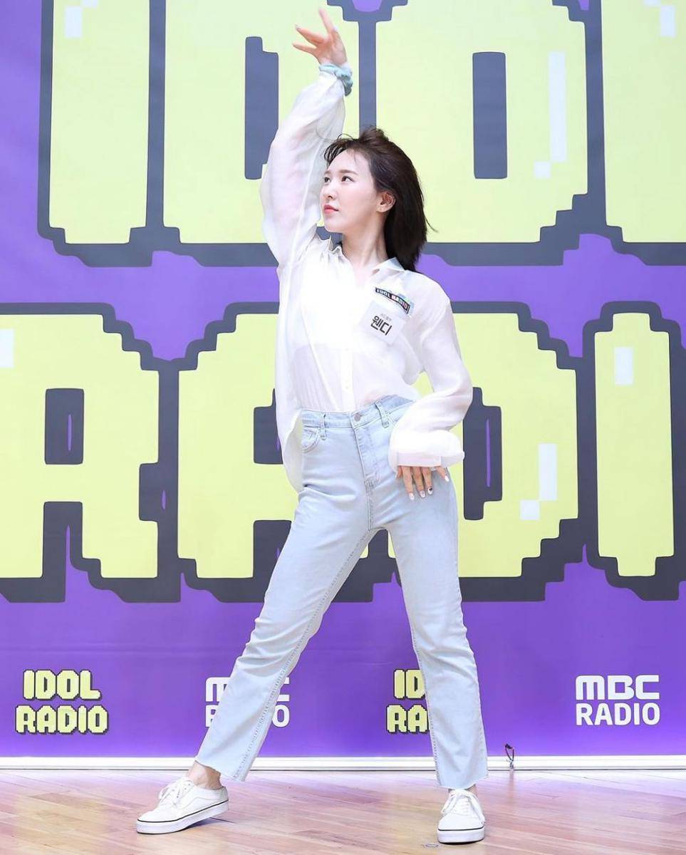 Bawahan celana jeans ala Wendy Red Velvet (instagram.com/redvelvetstyless)