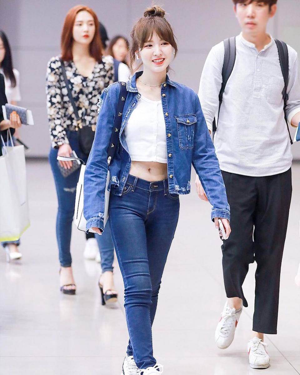 Bawahan celana jeans ala Wendy Red Velvet (instagram.com/redvelvetstyless)