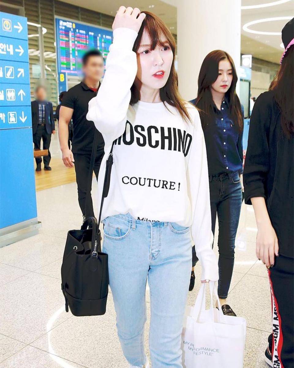 Bawahan celana jeans ala Wendy Red Velvet (instagram.com/redvelvetstyless)