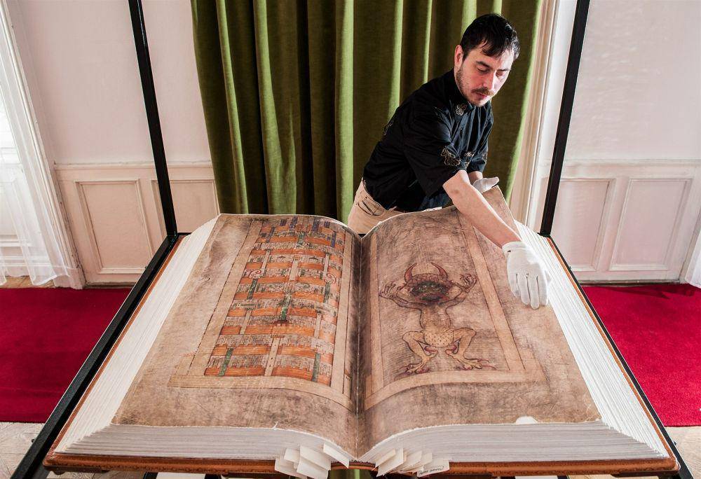 isi halaman Codex Gigas (worldtruth.tv)