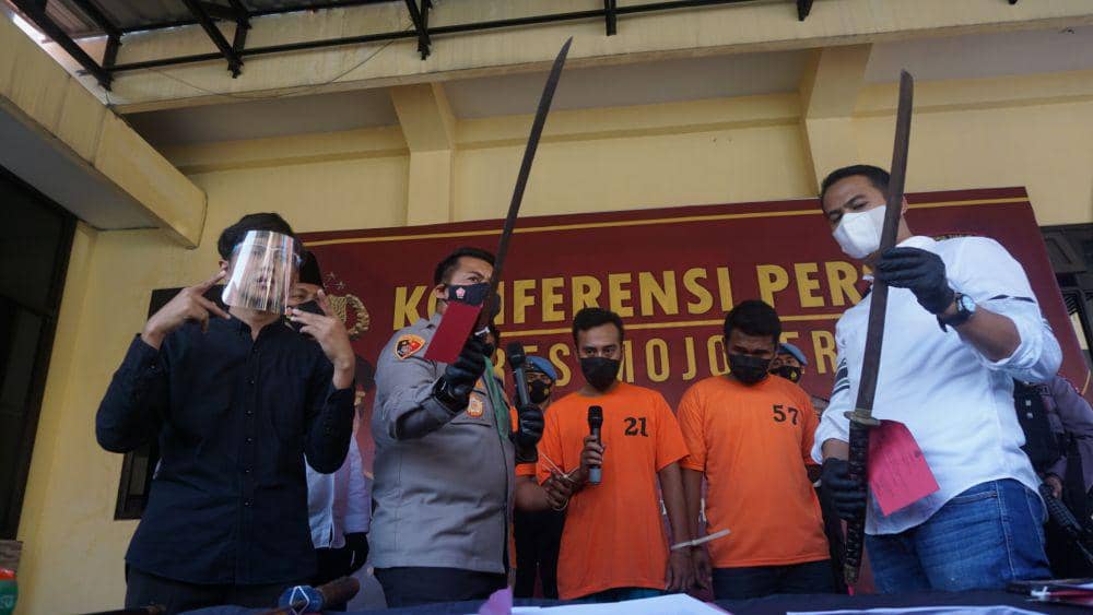 Tak Terima Dilerai, Gerombolan Pria Mojokerto Sabet ABG dengan Pedang