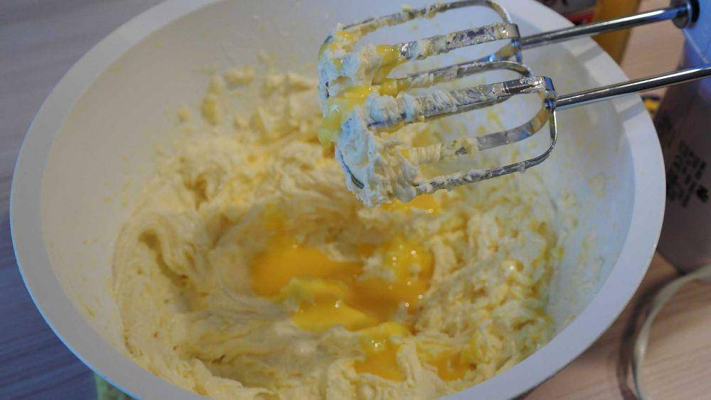 mengocok butter dan telur (pixabay.com/RitaE