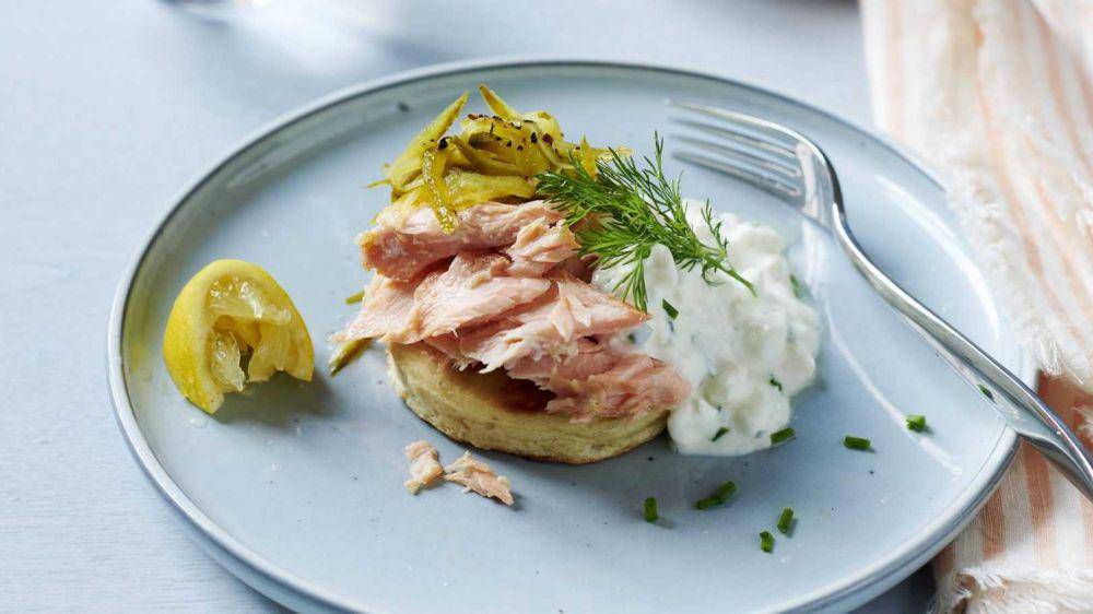 Crumpets with salmon and cottage cheese (goodto.com)