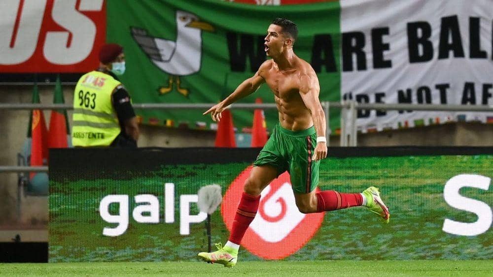 Ronaldo membuat rekor gol, tapi malah memukul pemain Irlandia. (espn.com).