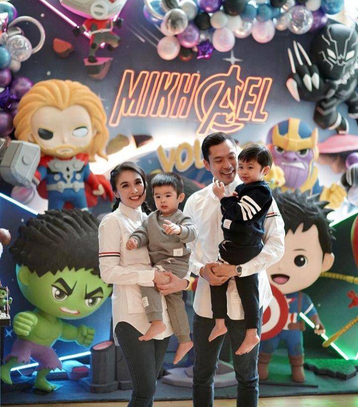 Sandra Dewi dan keluarga (instagram.com/sandradewi88)