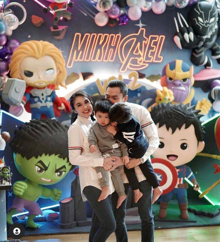 Sandra Dewi dan keluarga (instagram.com/sandradewi88)
