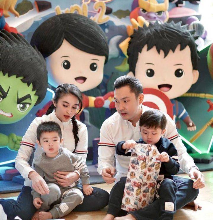 Sandra Dewi dan keluarga (instagram.com/sandradewi88)