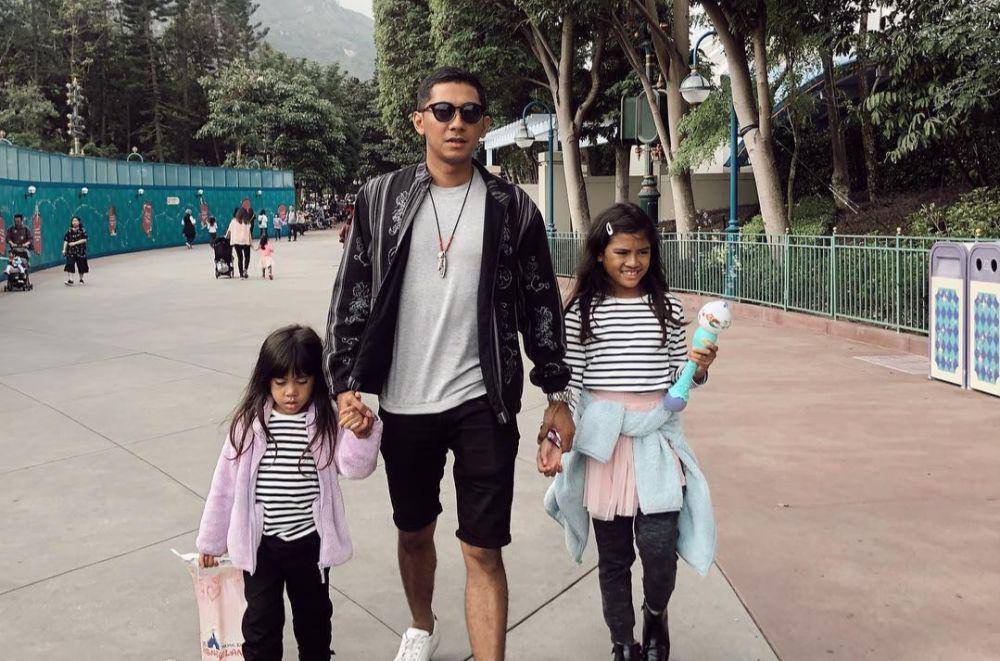 Kenang Mirdad dan kedua putrinya (instagram.com/kenangmirdad)