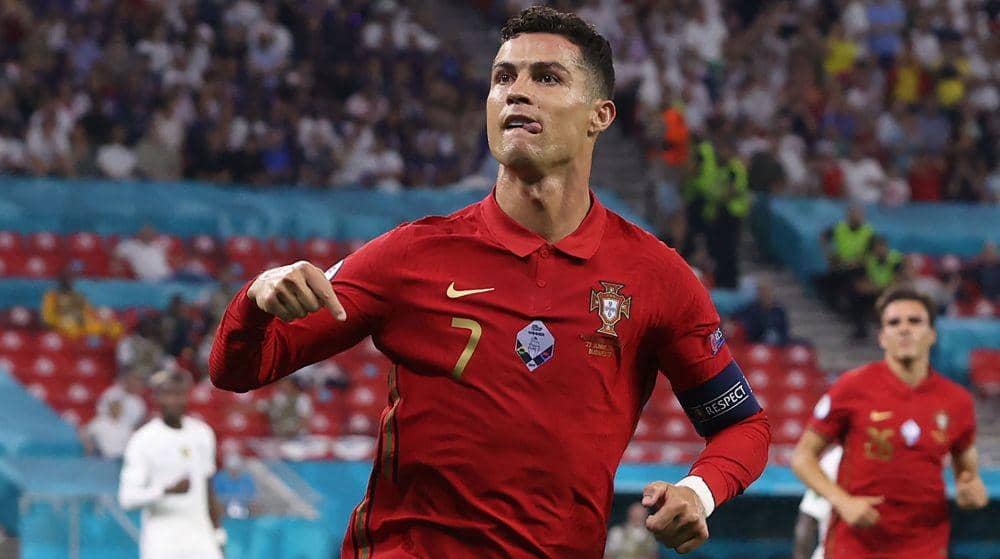 Ronaldo membuat rekor gol, tapi malah memukul pemain Irlandia. (thesun.co.uk).