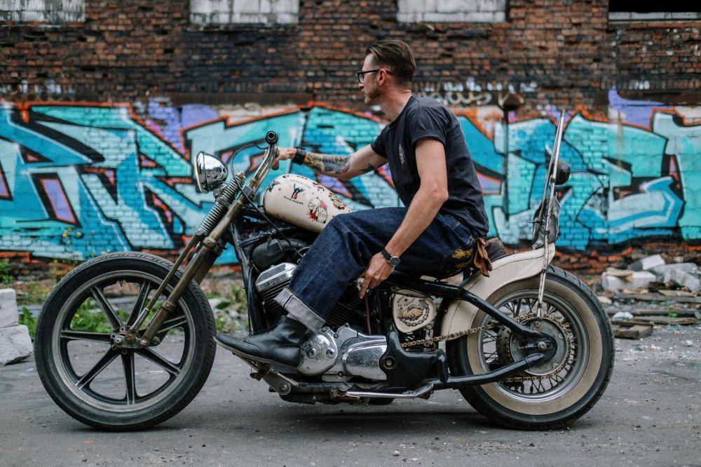 ilustrasi berkendara dengan sepeda motor (pexels.com/cottonbro)