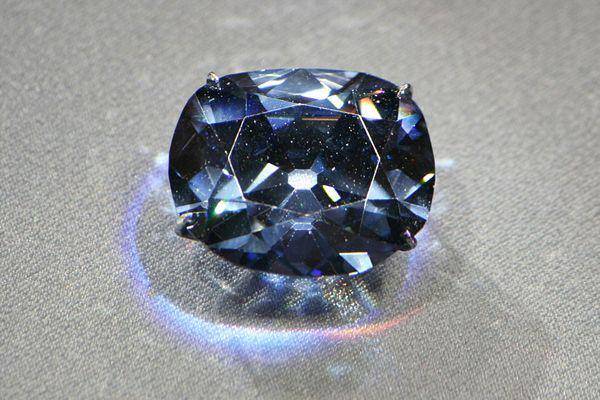 Hope Diamond yang dipajang di Smithsonian. (livescience.com)