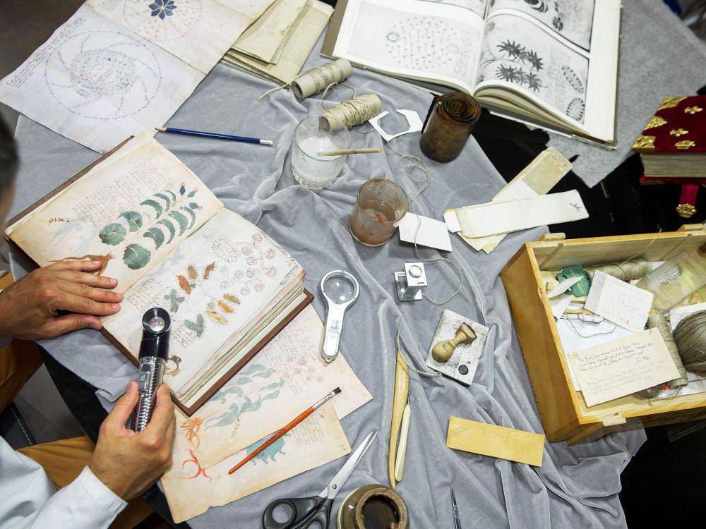 Perusahaan penerbitan Spanyol Siloe Luis Miguel sedang bekerja untuk mengkloning manuskrip tulisan tangan kodeks bergambar Voynich di Burgos. (independent.co.uk)