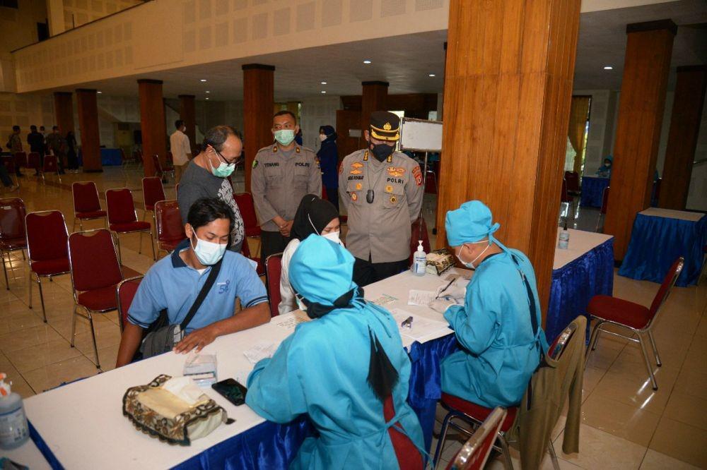 Ribuan Mahasiswa dan Keluarga Dosen UNY Ikuti Vaksinasi Massal