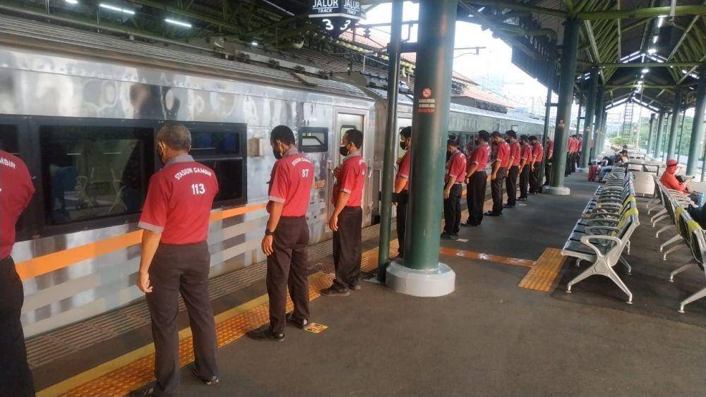 Potret porter di Stasiun Gambir. (dok. IDN Times/Istimewa)