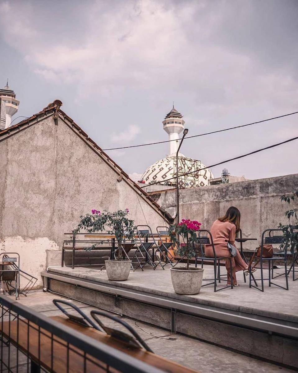 Rooftop Blue Doors Coffee (instagram.com/infobandungkuliner)