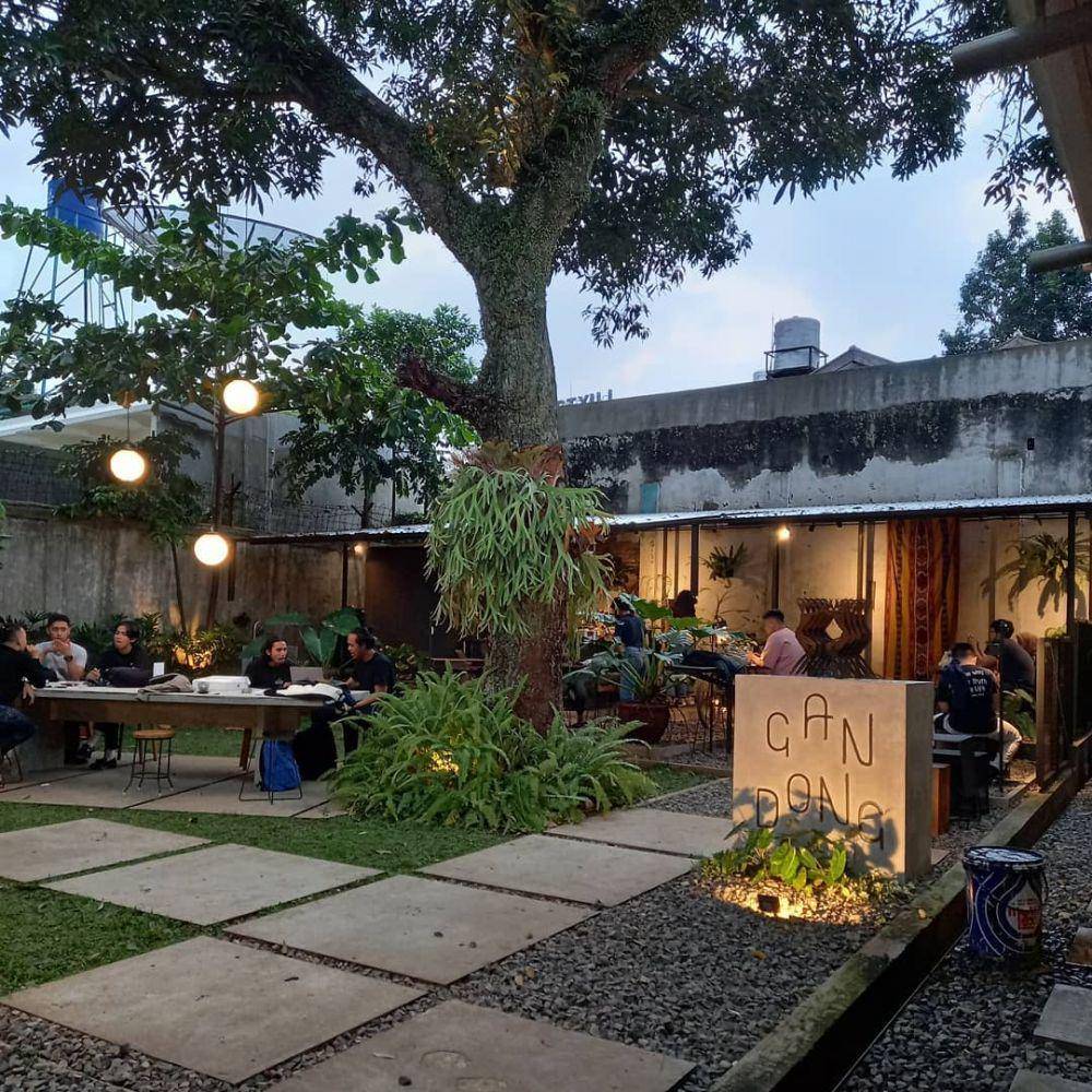 Suasana Outdoor di Gandong Coffee Pada Sore Hari (instagram.com/mixculinary.id)