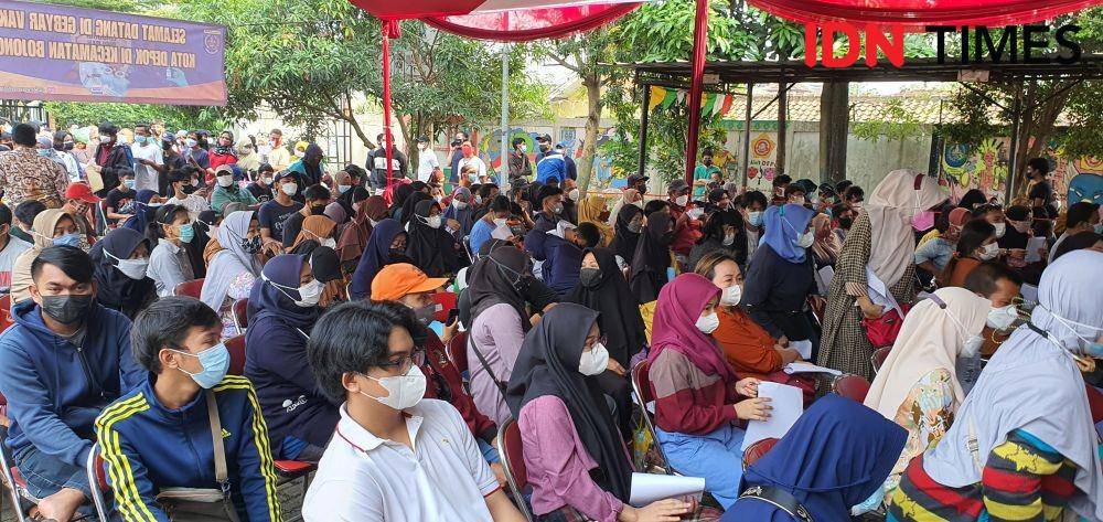 Ratusan warga Kecamatan Bojongsari mengikuti gebyar vaksinasi di kantor Kecamatan Bojongsari, Kota Depok. (IDNTimes/Dicky)