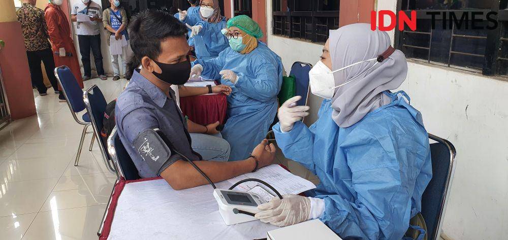 Salah seorang peserta vaksin menjalani skrining kesehatan pada gebyar vaksinasi di kantor Kecamatan Bojongsari, Kota Depok. (IDNTimes)