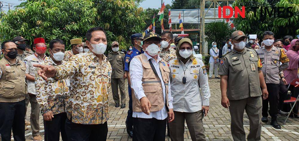 Wali Kota Depok, Mohammad Idris meninjau vaksinasi di kantor Kecamatan Bojongsari, Kota Depok. (IDNTimes/Dicky)