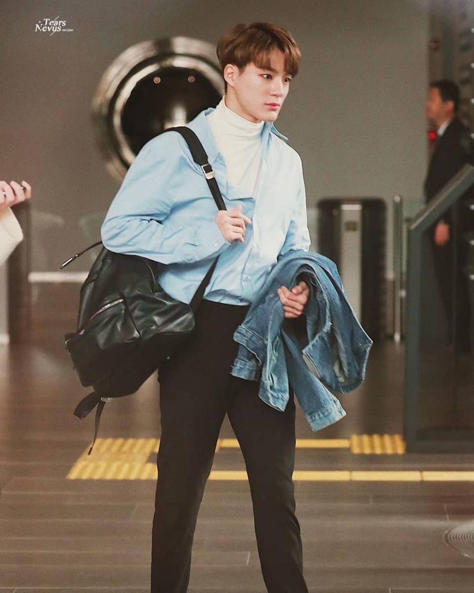 Kemeja ala Jeno NCT (instagram.com/jeno_oppa)