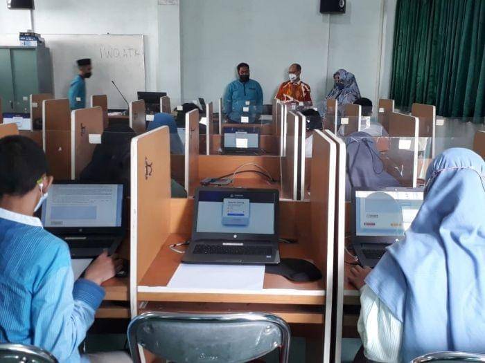 Simulasi ANBK di Sekolah Menengah Pertama Islam Terpadu Ummul Quro Bogor, Selasa (31/8/2021). (pauddikdasmen.kemdikbud.go.id)