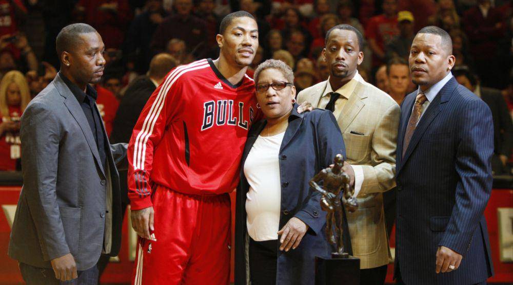Derrick Rose dengan keluarganya (si.com)