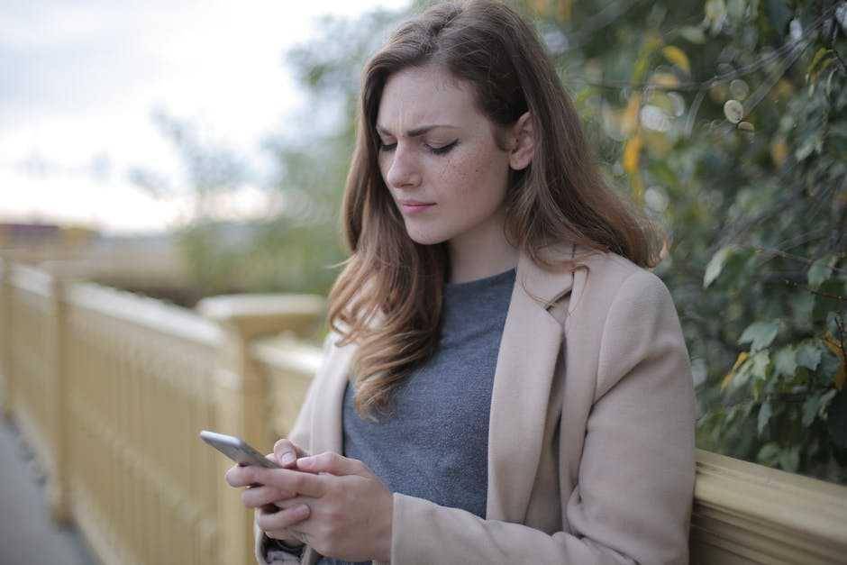 wanita sedang main ponsel (pexels.com/Andrea Piacquadio)