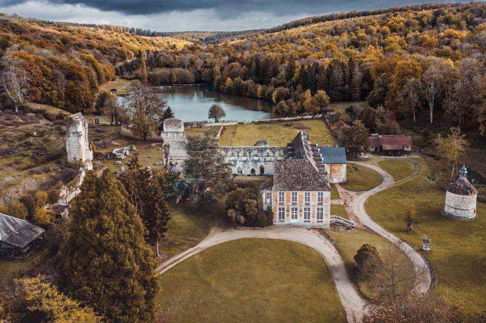 L'abbaye De Morter (instagram.com/t_e_m_p_e_r_a)