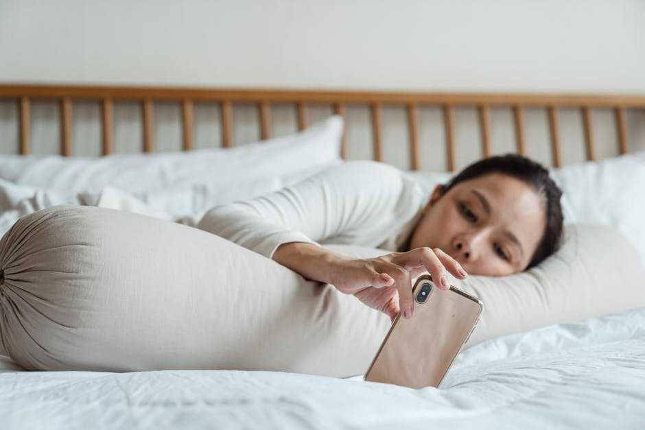 wanita main ponsel (pexels.com/Ketut Subiyanto)