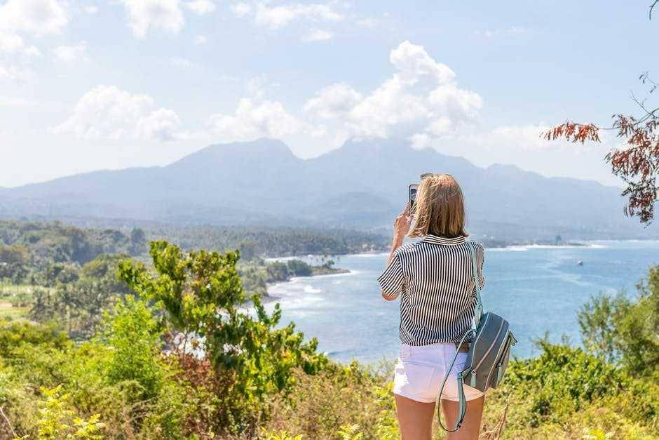 wanita sedang traveling (pexels.com/Artem Beliaikin)