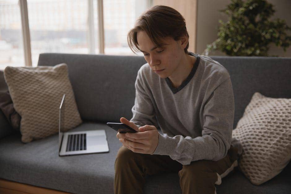ilutrasi orang membawa ponsel (pexels.com/EKATERINA BOLOVTSOVA)