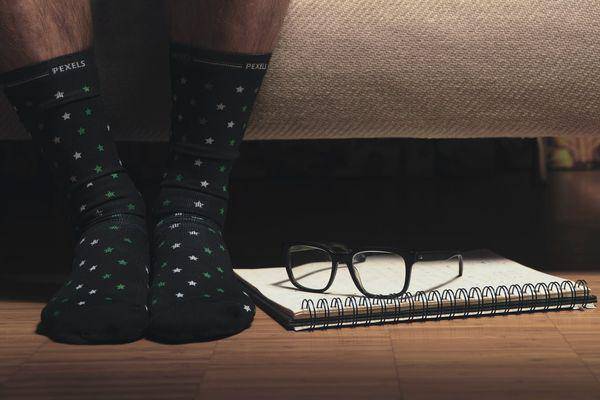 Ilustrasi kaus kaki berbahan katun (pexels/mali maeder)