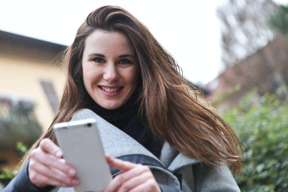 ilutrasi orang membawa ponsel (pexels.com/Andrea Piacquadio)