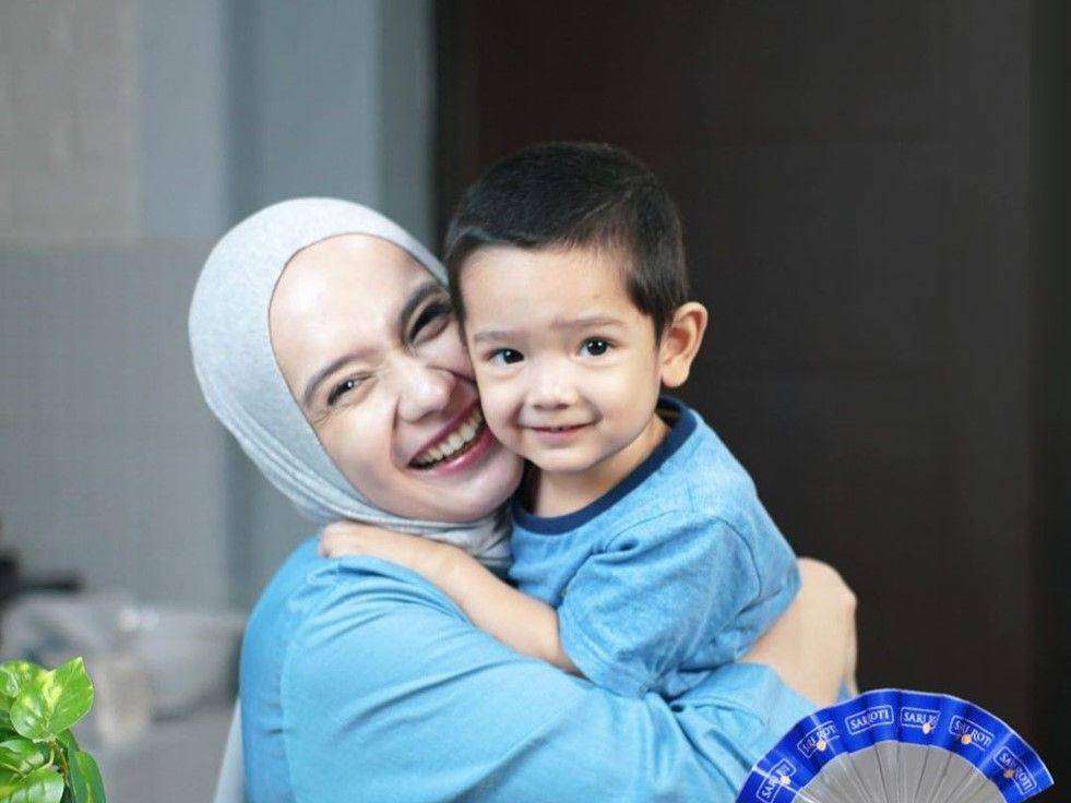 Putri Anne dan buah hati (instagram.com/putriannesaloka)