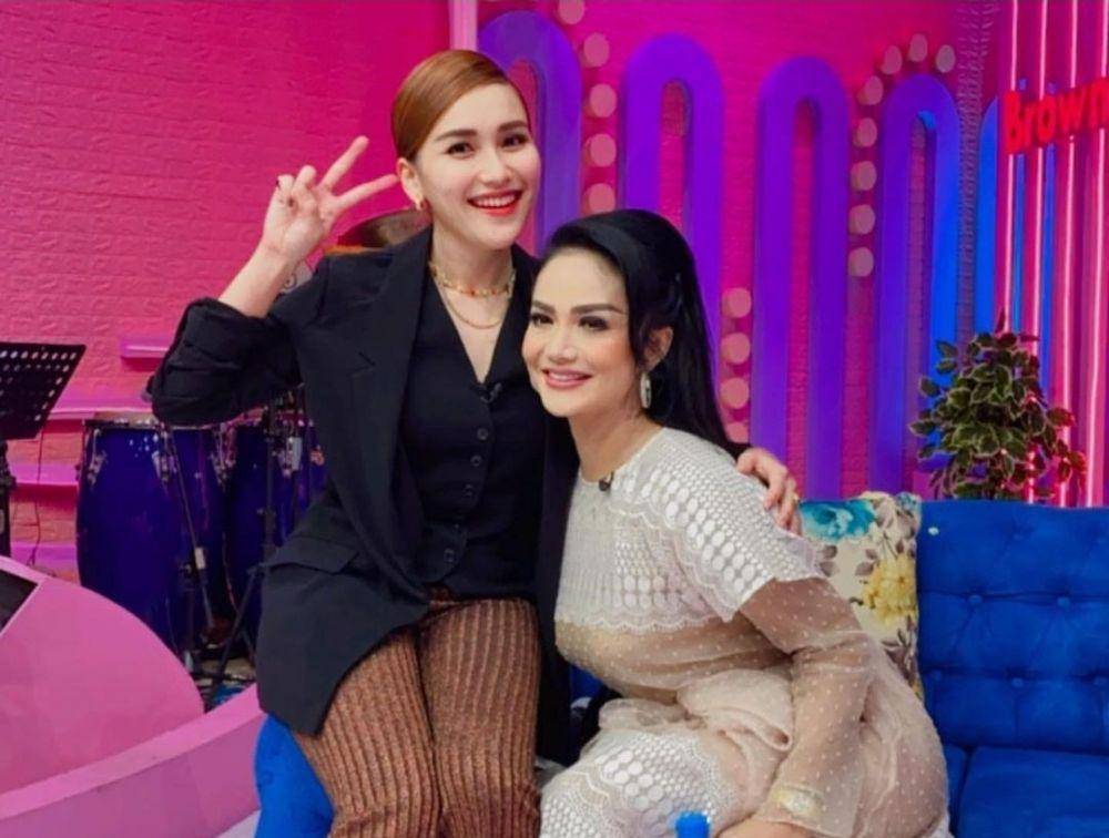 Krisdayanti bersama Ayu Ting Ting (instagram.com/krisdayantilemos)