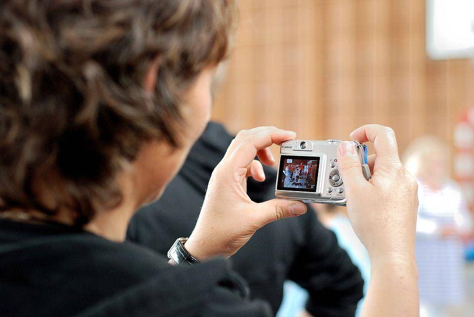 Orang pegang kamera. (pixabay.com/Juergen_G)