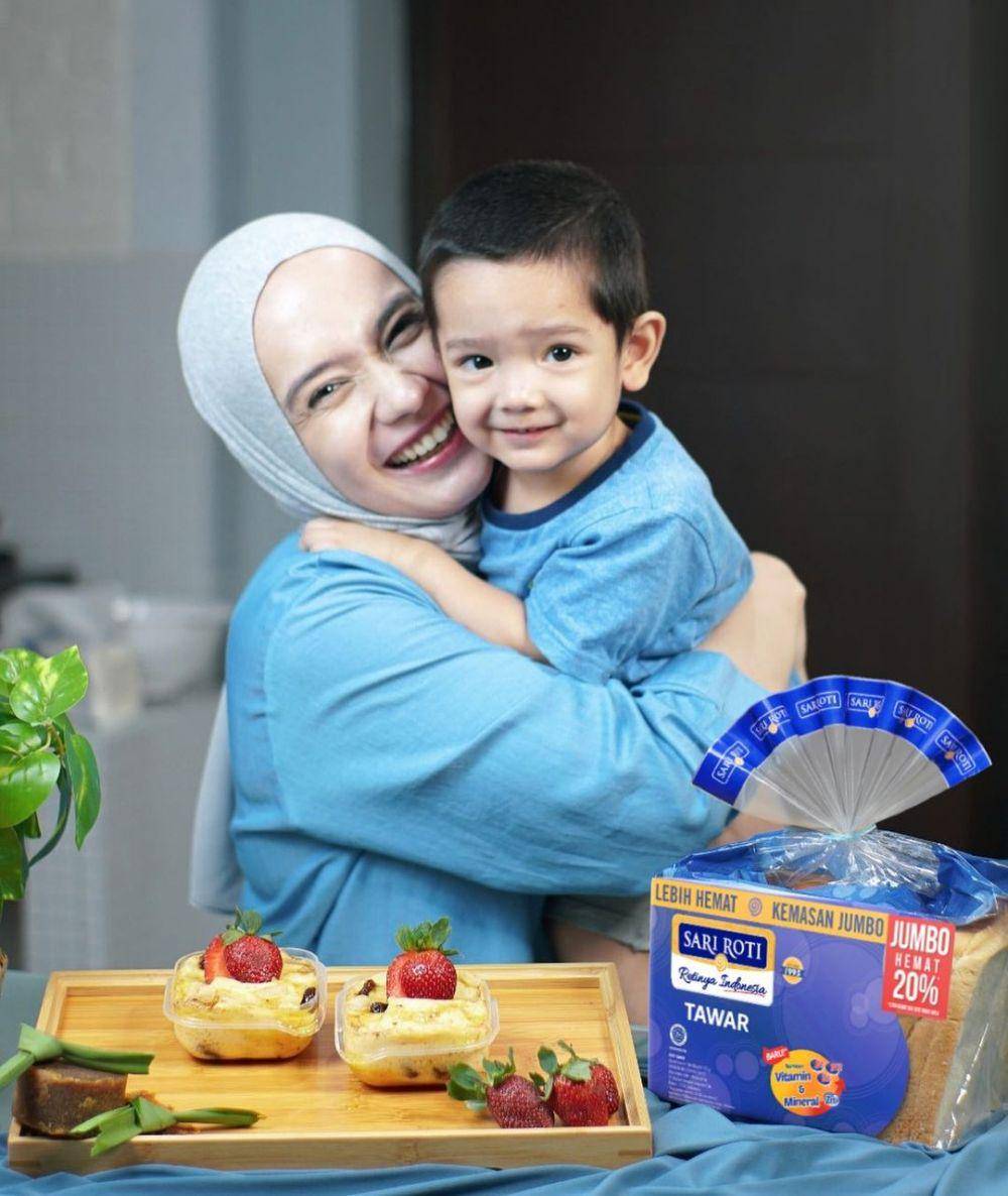 Putri Anne dan buah hati (instagram.com/putriannesaloka)