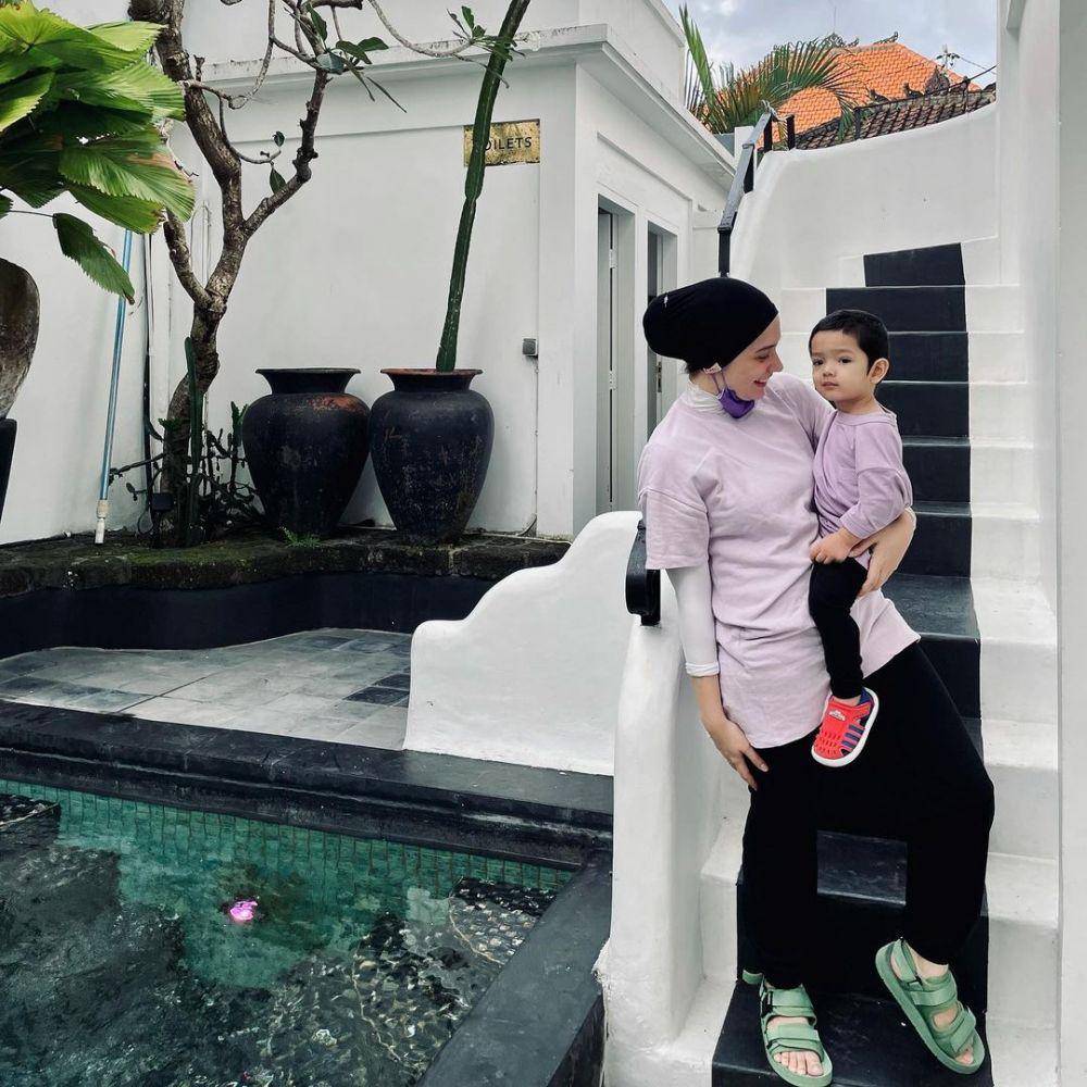 Putri Anne dan buah hati (instagram.com/putriannesaloka)