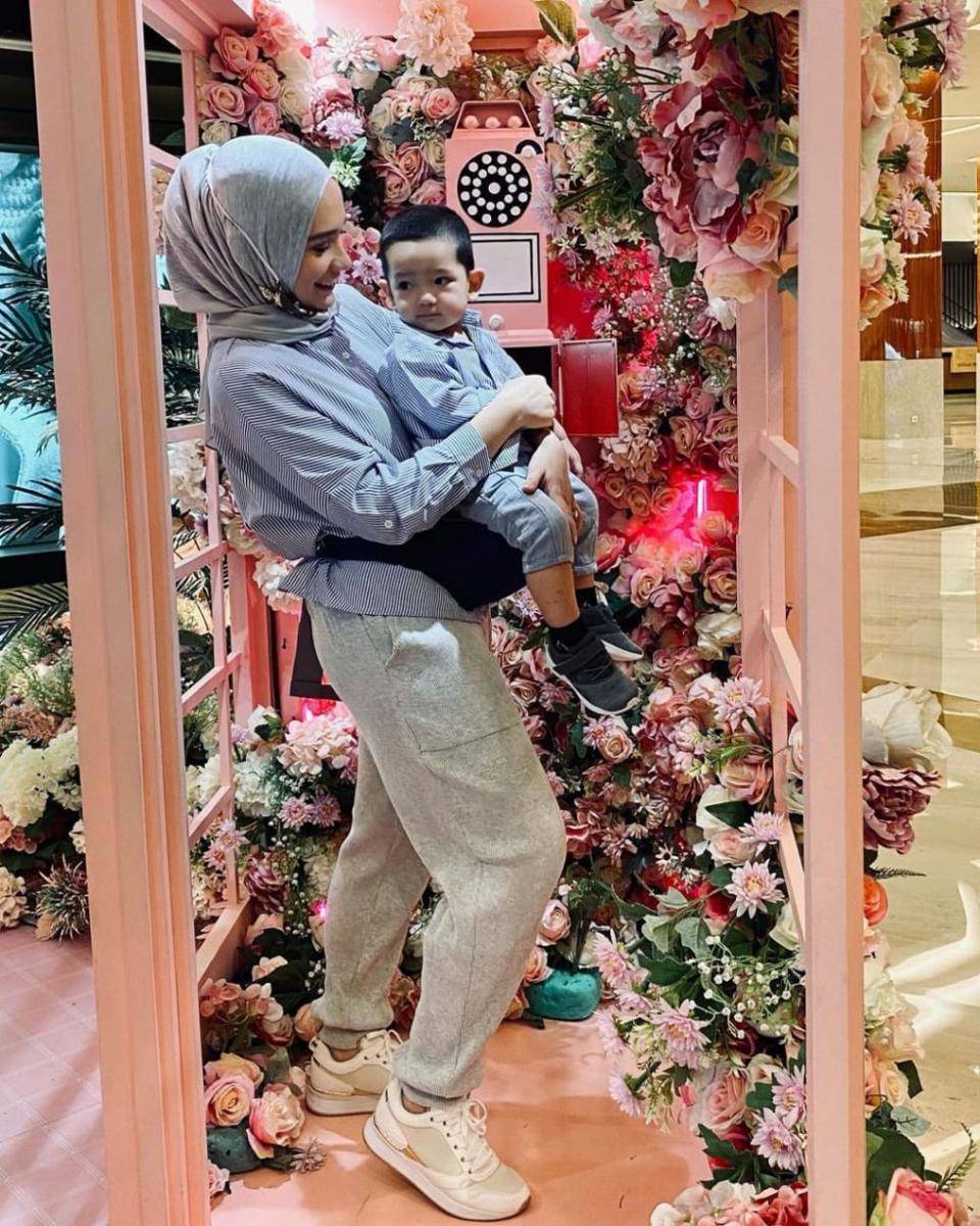 Putri Anne dan buah hati (instagram.com/putriannesaloka)