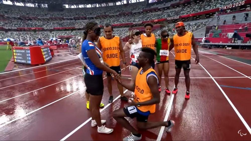 Momen Baper Atlet Paralimpiade Dilamar Kekasih di Lapangan