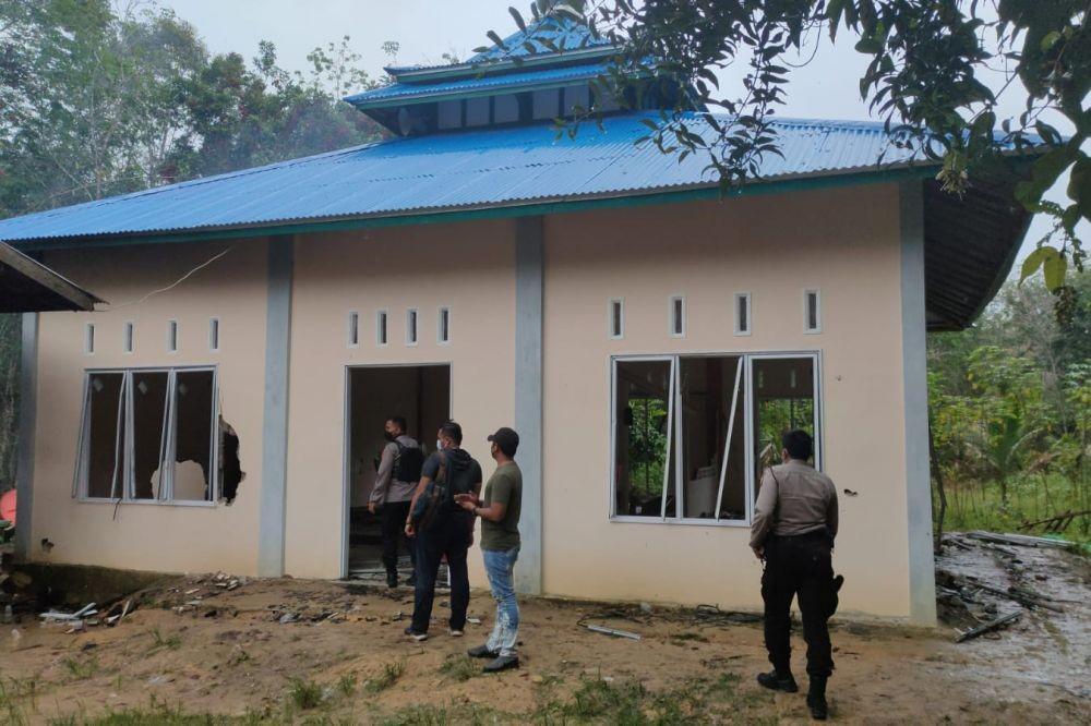 Sekelompok orang mengatasnamakan umat Islam merusak Masjid Ahmadiyah di Sintang. (dok. IDN Times/Istimewa)