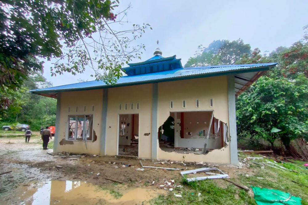Sekelompok orang mengatasnamakan umat Islam merusak Masjid Ahmadiyah di Sintang. (dok. IDN Times/Istimewa)